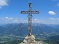 Auer uns sind kurzzeitig noch 5 weitere Wanderer am Gipfel - den grten Teil der Rast verbringen wir aber alleine beim Gipfelkreuz (der Kugelschreiber im Gipfelbuch ist brigens nicht mehr sonderlich schreibfreudig).