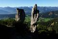 Zwischen 2 Felsen hindurch talwrts.