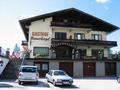 Zurck beim Ausgangspunkt nahe dem Gasthof Hunerkogel. Hunderte Autos auf den umliegenden Parkpltzen. Selbst die Straen ins Tal werden schon als Parkflche benutzt. Der Tourismus blht am Dachstein.