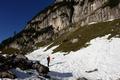 Sind wir bisher im frostigen Schatten gewandert, so drfen wir ab hier die wrmende Morgensonne genieen. Ingrid betrachtet die Lcher in den Felsen ...