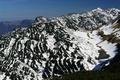 An Ildefonso errinnert der groartige Ausblick ber etliche Lagen dunkler und heller Felsschichten. Am rechten Bildrand die Wiesenlacke.