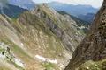 Die steile Sdwestflanke des Hochhusl, wo wir auf Grund des steilen, brchigen Gesteins nach dem obersten Drittel wieder aufsgestiegen sind. Nach genauer Beurteilung von allen Seiten glauben wir aber auch hier eine relativ einfache Aufstiegsroute ber steile Wiesenhnge gefunden zu haben.