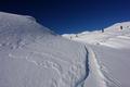 Dennoch ist die Spur teilweise ziemlich verweht. ber der Waldgrenze pfeift ein schneidend-kalter Wind ber das Plateau.