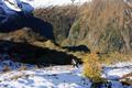 Laut Tourenfhrer sollte man die steilen Hnge nicht bei Nsse begehen. Und da es heute ohnehin nur Schnee und Eis gab, trauten wir uns drber. Links unten im Schatten liegt der Lemperkarsee. Rechts im Taleinschnitt - ebenfalls groteils im Schatten - liegt die Putzentalalm.