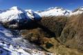 Tiefblick hinunter zum nun bereits in der Sonne liegenden Lemperkarsee.