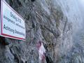 ... bis ein Schild auf die Abzweigung des Hochkogelsteiges hinweist.