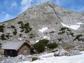 Schlielich erreicht man auf etwa 2.100 Meter Hhe eine kleine Jagdhtte, hinter der ein markanter Felsen aufragt. Ich steuere diesen vermeintlichen 