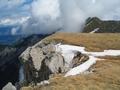 Ein Blick vom Hochkogel zum Tiroler Kogel (rechts hinten), ber den immer wieder dichtere Wolkenfetzen hinwegziehen.