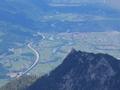 Im Norden Richtung Salzburg-Stadt schlngeln die Autobahn und die Salzach um die Wette.