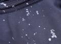 Ganz kleine, wunderschn geformte Schneekristalle fallen vom Himmel - zum Grenvergleich: Links oben ein Reiverschlu vom Rucksack.