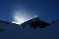 Immer wieder hohe, im Sonnenlicht erstrahlende Schneefahnen ber den Gipfeln