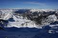 berblick ber das Tourengelnde. Start drauen im Tal etwas rechts der Bildmitte. Durch den bewaldeten Ebenbachgraben zu den freien, nun in der Sonne liegenden Almflchen oberhalb der Zettlerhtte (rechts). Weiter ber das im Schatten liegende Nordkar herauf zum Gipfel.