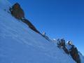 Zwischen 30 und 35 Grad steilt der Gipfelhang auf. Wegen der harten Schneeunterlage w�ren Harscheisen sehr hilfreich gewesen.