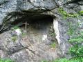 Im steilen Wald fhrt ein weitgehend einfaches Steiglein, stellenweise Holztreppchenartig ausgebaut bergauf.Bei einem Kreuz vorbei ...
