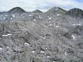 Vor mir meine nchsten Ziele. Der mittlere (2. von rechts) und der sdliche (ganz links) Wieselstein. Es ist nicht erforderlich, am markierten Weg wieder zurck zur Weggabelung abzusteigen. Eine Markierung und Stoamandln leiten direkt ber die Karsthochflche hinber zu den Wieselsteinen.