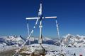 Beim heftig und eisigst umwindeten Gipfelkreuz am Leobner mit Ausblick auf die Reichenstein- (links) und Hochtorgruppe (rechts).