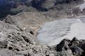 Blick hinunter zum Ausl�ufer des Hallst�tter Gletschers oberhalb der Simonyh�tte, wo das geschulte Adlerauge auf den schwarz verschmutzten Gletscherspalten ein geparktes gelbes Schi-Doo erkennt (allerdings wirklich sehr winzig und kaum ausmachbar).