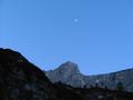 Beim Start am Vorderen Gosausee war es noch recht dunkel. Dennoch war dank der gut sichtbaren Forststrae die Stirnlampe nur bei mancher Weggabelung vonnten. Langsam aber wird es am Himmel heller. Dem Mond gefllt es aber so gut, da er noch eine Zeitlang bleiben mag.