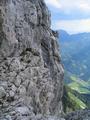 ... wartet gleich die nchste, anspruchsvollere Schlsselstelle: Senkrecht und sehr ausgesetzt zieht die Route links der Bildmitte nach oben.