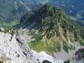 Aber es waren ja nur mehr 100 bis 150 Hhenmeter. Konzentriert, Schritt fr Schritt, die eigene Schwche bekennend. Das war bislang meine schwierigste Tour - vergleichbar vielleicht mit der Groen Bischofsmtze - nur hing ich da am Seil. Wieder ein paar Meter weiter, aber schon wartet die nchste Steilstufe. Da ein guter Griff - Erholung - aber wo jetzt den Fu hinsetzen. Da ein kleiner Ri, nein da ein kleiner Erdvorsprung. Sch...., wie geht es weiter. Warum mu ich nur immer solche 