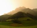 Zurck beim Ausgangspunkt. Die Abendsonne schimmert bereits wieder durch die sich verziehenden Wolken. Der Groe dstein. Ein groer Berg. Danke.