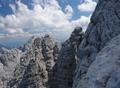 Das Ziel ist bald erreicht. Die letzten Meter am Grat sind zwar stellenweise recht ausgesetzt, aber nicht mehr allzu schwierig. Blick ber die Felstrme am Grat zum Hochtor (links hinten), die einige Wanderer/Kletterer zur groen berschreitung whlen - so wie hier auf dem Turm im rechten Bilddrittel ...