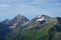 Im Sden lacht der Hochgolling herber. Rechts der Gollingscharte liegen die teilweise noch schneebedeckten Gipfel um Elendberg und Zwerfenberg, ein hervorragendes Schitourengebiet.