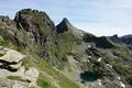 ... der Kletterbergang ber den Zwiesling (links) ist uns aber dann doch bei weitem zu schwer, und so suchen wir uns eine Route hinunter zum Kaltenbachsee. Von dort werden wir spter zur Kaltenbachschulter (in gerader Linie oberhalb des Sees) und ber die Sdseite nach links hinauf auf den spitzen, markanten Hchstein aufsteigen.