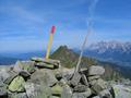 Auf der Hasenkarspitze empfngt uns wieder eine Gipfelstange - oder in diesem Fall sogar gleich deren zwei (dazwischen die Sonntagerhhe).