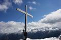 Beim Gipfelkreuz mit Ausblick auf den Dachstein.
