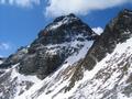 Wahrscheinlich hat mein Unterbewutsein ohnehin schon lngst entschieden, da ich noch auf den Greifenberg steigen werde. Und mit einiger Verzgerung hat es mir das auch mitgeteilt. Also Abstieg ber den Steilhang, der von der Pllerhhe nach links herunter zieht. Im obersten Abschnitt - harter Schnee, der ein verkehrtes Absteigen und wuchtiges in die Schneedecke Rammen der 