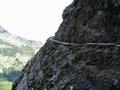 Doch recht unschwierig schlängelt sich der Steig - an den ausgesetztesten Stellen mittels Drahtseilen entschärft - durch den Felsen.