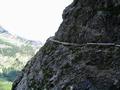 Doch recht unschwierig schlngelt sich der Steig - an den ausgesetztesten Stellen mittels Drahtseilen entschrft - durch den Felsen.