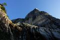 Laut Alpenvereinsfhrer fhrt der Weg in 1-er Kletterei hinauf. Ich habe einige Schlsselstellen - wie hier im Bild - aber deutlich schwieriger empfunden. Vielleicht habe ich auch nicht den richtigen Aufstieg gefunden, vielleicht waren es die durch den nchtlichen Regen glitschigen Felsen, vielleicht war es auch nur die Trauer um meine krzlich verstorbene Schwester.