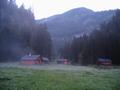 Start noch in der Dunkelheit beim Grundlsee. Laut Wetterprognose sollte heute ein schner Tag werden. Und whrend bei der Abfahrt zu Hause wirklich schon zahlreiche Sterne vom Himmel blitzten, mute ich die erste halbe Stunde im leichten Nieselregen gehen. Regen, aus einer einsamen Wolke, die sich bei meinem Tourenziel - dem Reichenstein - gestaut hatte. Sptestens bei der Zimitzalm war es aber trocken (zumindest vom Himmel - die Wiesen waren recht feucht) ...