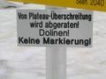 Vor dem weiteren Eindringen in das dolinenreiche Karstplateau wird gewarnt.