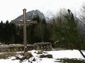 Bei der Kirchenruine Neuhaus - im Hintergrund erhebt sich der Tressenstein.
