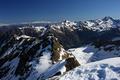 Blcik nach Nordosten zu Hchstein (Bildmitte) und Hochwildstelle (rechts). Links im Hintergrund die schneebedeckten Gipfel des Toten Gebirges.