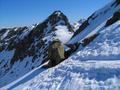 Die Abfahrt ist zwar recht steil, aber bei weitem nicht mehr so mhsam wie der Aufstieg. Fr die harte Schneedecke sind beim Aufstieg Harscheisen sehr empfehlenswert.