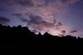Start bei Sonnenaufgang - kurz vor 05:00 Uhr frh. Whrend es zu Hause wolkenlos war, ziehen einige Wolken ber das Tennengebirge.