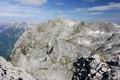Blick nach Westen �ber die im Bild nur schwer ausmachbaren Fieberh�rndln zum Raucheck - mit 2.430 Meter der h�hste Gipfel des Tennengebirges (besucht am 23.09.2005).