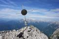 Schlie�lich stehe ich am (windschiefen) Gipfelkreuz am Werfener Hochthron mit guter Aussicht zum gegen�berliegenden Hochk�nig.