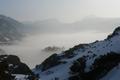 Vom Hochklapfsattel hinunter zu den unter einer dichten Nebeldecke liegenden Augstwiesen. Rechts im Hintergrund das Gipfelziel - der Große Woising.