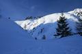 Beeindruckende Felsformationen stlich der Kampspitze ber sprichwrtlich schneeweien Hngen.