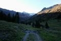 Da ich wegen der langen Tour bereits kurz nach Sonnenaufgang gestartet bin, war es beim Anmarsch im nordseitigen Tal natrlich noch gnzlich schattig. Mein forciertes Nordic-Walking-Tempo lie mich aber dennoch nicht frieren.