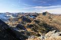 Denn im Westen wartet jetzt noch eine weite Strecke hinber zur Gamskarspitze links vom markanten Hochwart.