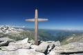 Das Gipfelkreuz war in meiner Wanderkarte noch gar nicht eingezeichnet. Blick ber das Groarltal nach Norden. Rechts im Hintergrund der Hochknig.