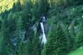 Nahe dem Tal, bei einem Wasserfall vorbei.