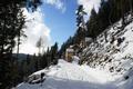 Auf unschwieriger, fast ebener und nur mit dnner Schneedecke versehener Strae geht es zum Ghf. Dachsteinhaus ...