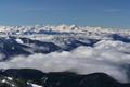 Nebel ber den Tlern jenseits der Landesgrenze Richtung Salzburg. Am Horizont die Gipfelparade um Groglockner und Wiesbachhorn.